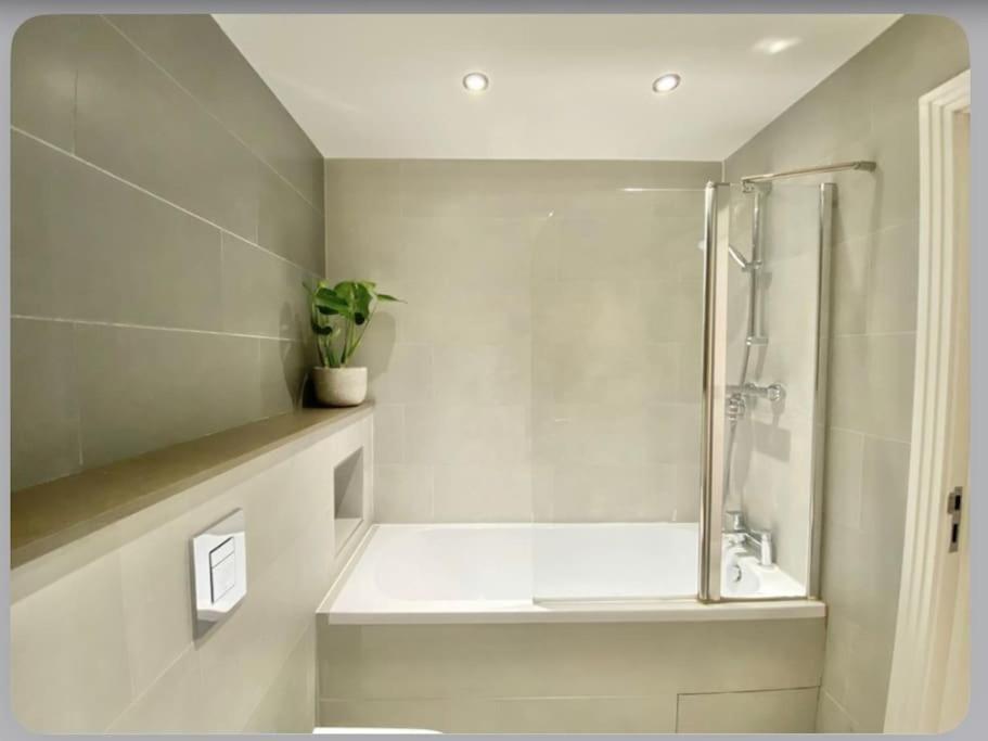 Luxury 4-Bed Apartment With Balcony & Garden, Near Emirates Stadium, 15 Mins To Central Londres Extérieur photo