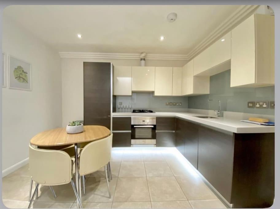 Luxury 4-Bed Apartment With Balcony & Garden, Near Emirates Stadium, 15 Mins To Central Londres Extérieur photo