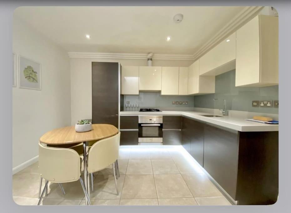 Luxury 4-Bed Apartment With Balcony & Garden, Near Emirates Stadium, 15 Mins To Central Londres Extérieur photo